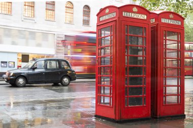 kırmızı telefon cabines taxi.rainy gün Londra ve vintage.