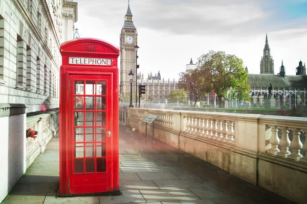 Big Bena i czerwony telefon kabina — Zdjęcie stockowe