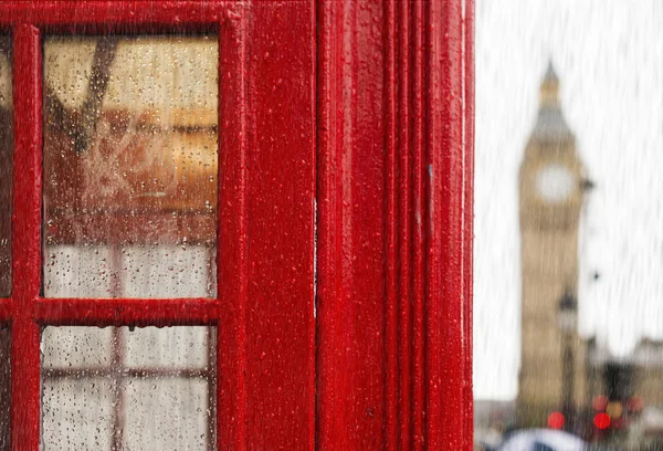 Μπιγκ Μπεν και κόκκινο τηλέφωνο καμπίνα. βροχερή μέρα — Φωτογραφία Αρχείου
