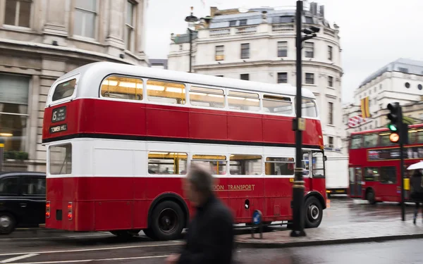 Londra'nın kırmızı otobüs — Stok fotoğraf