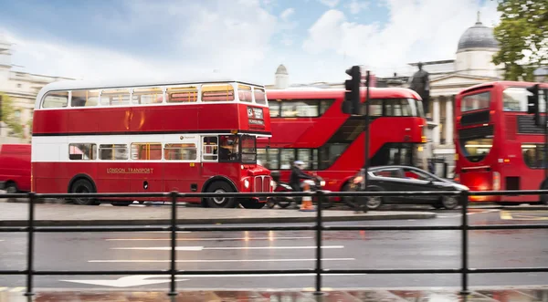 Červený autobus v Londýně — Stock fotografie