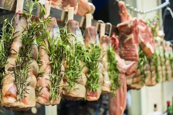 Carne e salsichas em um açougue — Fotografia de Stock