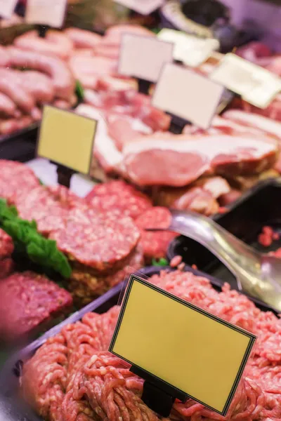 Мясо и сосиски в мясной лавке — стоковое фото