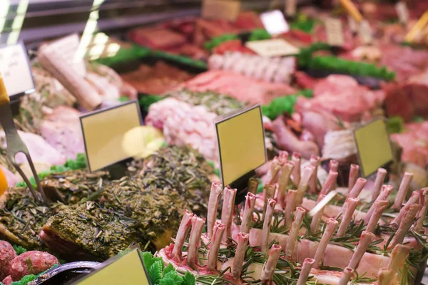 Carne y embutidos en una carnicería — Foto de Stock