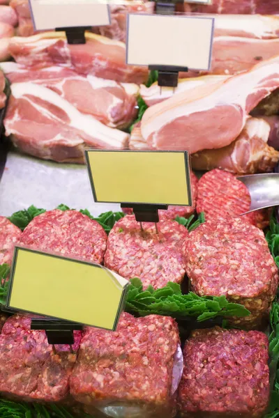 Fleisch und Wurst in einer Metzgerei — Stockfoto