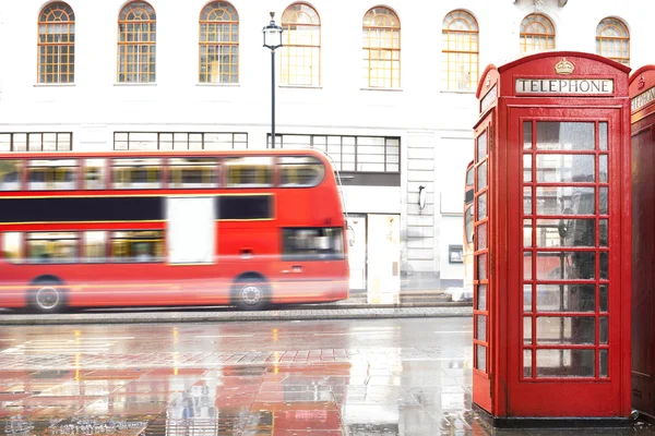 Rode telefoon cabine in Londen. — Stockfoto