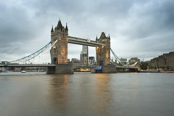 Puente de la Torre de Londres al atardecer — Foto de Stock