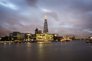 Londra thames üzerinde