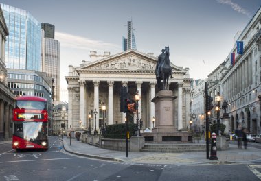 Kırmızı otobüs hareket Londra city