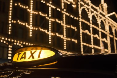 Londra'da bir alışveriş merkezi önünde taksi
