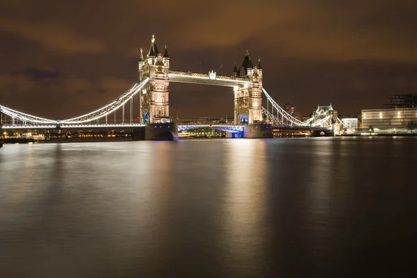 London tower bridge op zonsondergang — Stockfoto