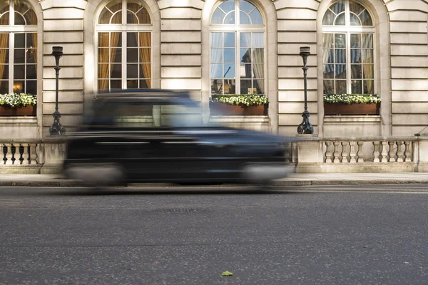 Taxi v pohybu v Londýně — Stock fotografie
