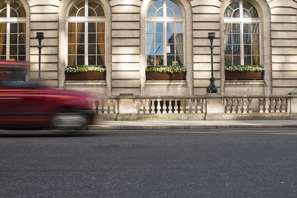 Таксі в русі в Лондоні — стокове фото