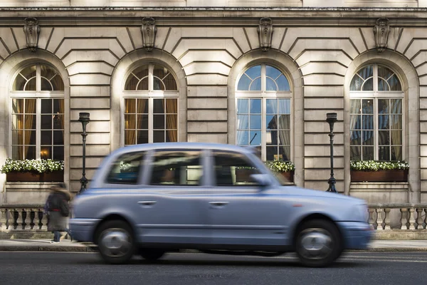 Taxi in motion in London — Stock Photo, Image
