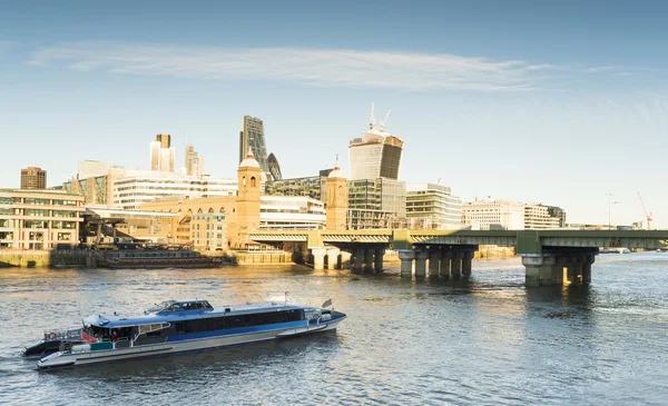 在泰晤士河上的伦敦金融城 — 图库照片