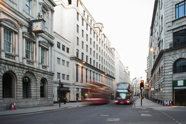 Rode bus in beweging in de city van Londen — Stockfoto