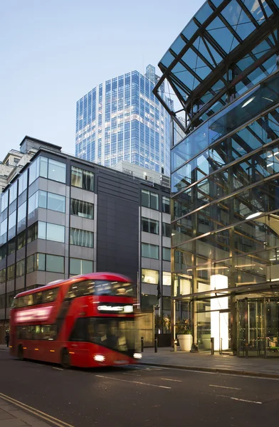 Red Bus in motion in City of London — Stock Photo, Image