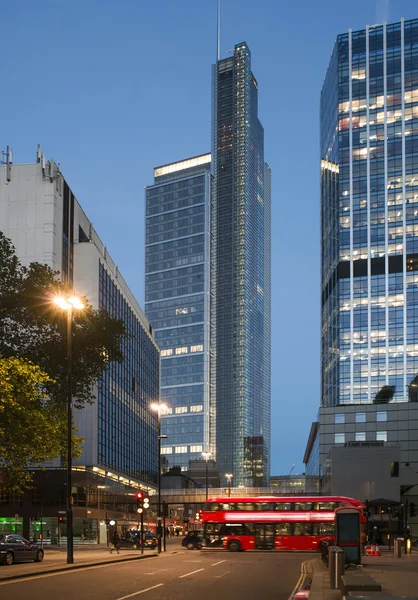 Červený autobus v londýnské city — Stock fotografie