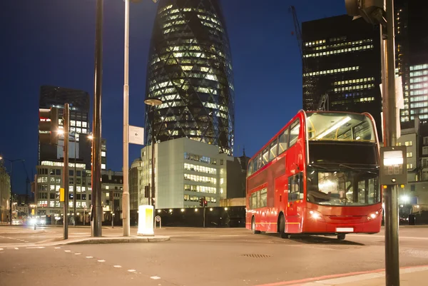Červený autobus v londýnské city — Stock fotografie