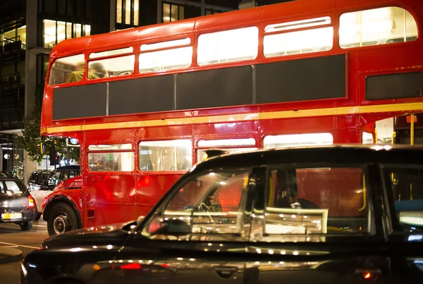 Red vintage bus and classic style taxi in London. — Stock Photo, Image