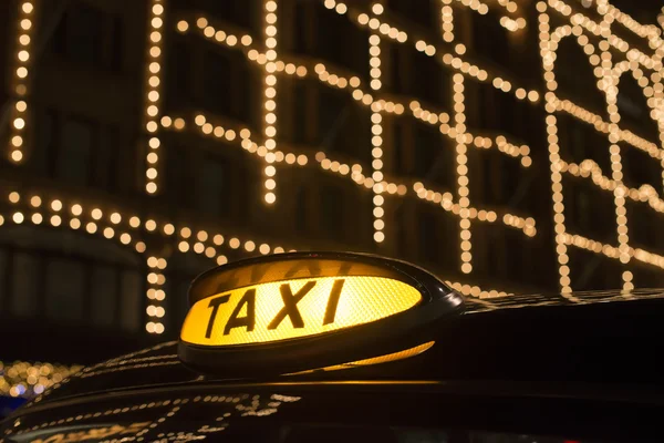 Taxi in London in front of a shopping center — Stock Photo, Image