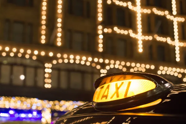 Taxi in London in front of a shopping center — Stock Photo, Image