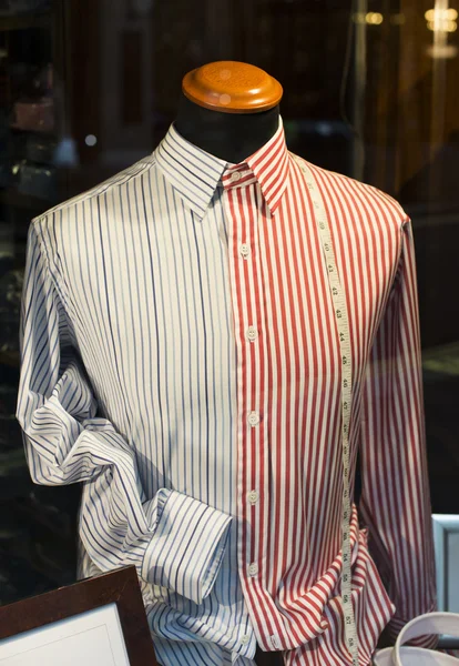 Manichino e camicia in un negozio — Foto Stock