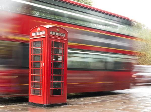 Красная телефонная будка и автобус в Лондоне . — стоковое фото