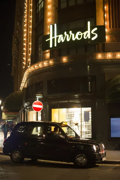 Harrods grandi magazzini e taxi — Foto Stock