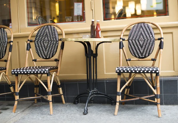 Mesas em frente ao restaurante — Fotografia de Stock