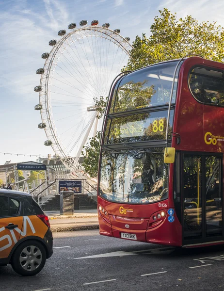 Bus op london street en de london eye — Stockfoto
