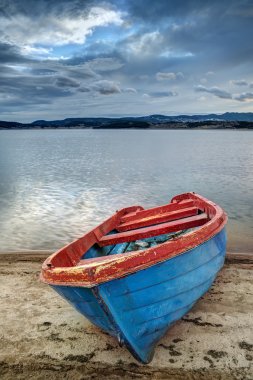 dağlarda bir gölde tekne