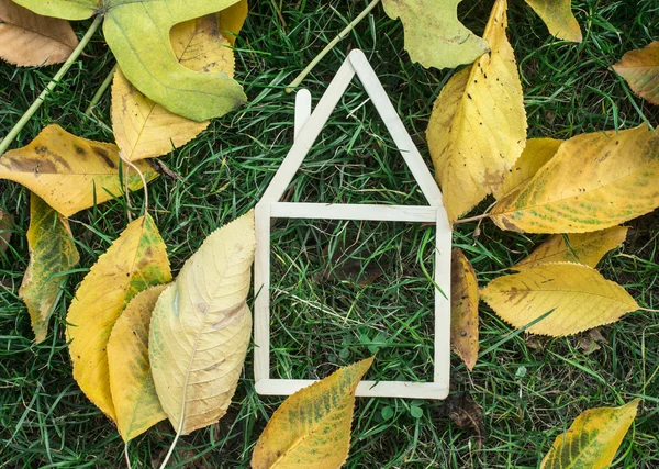 Model huis gemaakt op groen gras — Stockfoto