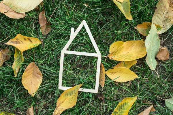 Model huis gemaakt op groen gras — Stockfoto