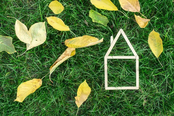 Model huis gemaakt op groen gras — Stockfoto