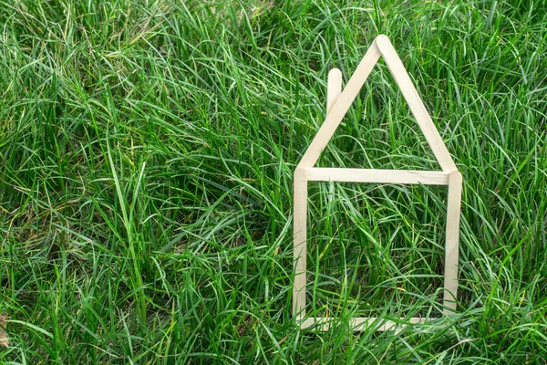 Modelo casa feita na grama verde — Fotografia de Stock