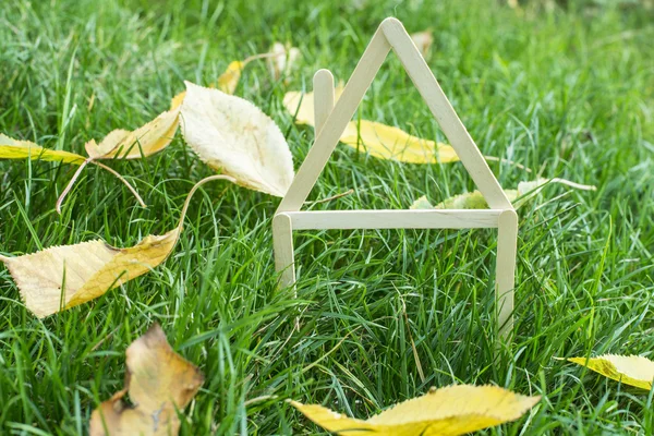 Modelo casa feita na grama verde — Fotografia de Stock