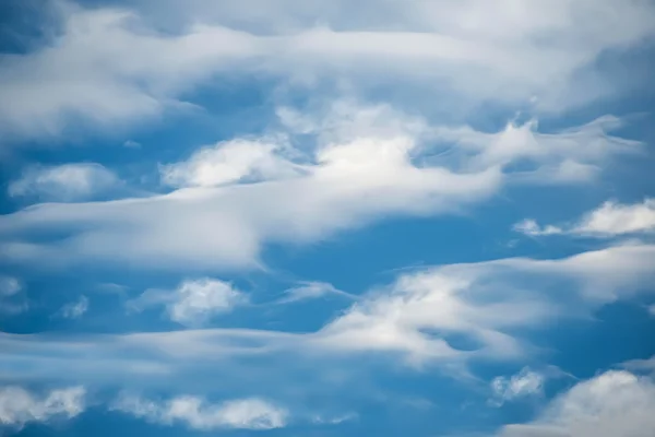 Μπλε συννεφιασμένο ουρανό — Φωτογραφία Αρχείου
