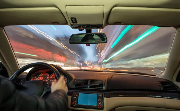 Interior do carro na condução . — Fotografia de Stock