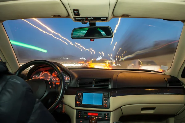 Interior do carro na condução . — Fotografia de Stock