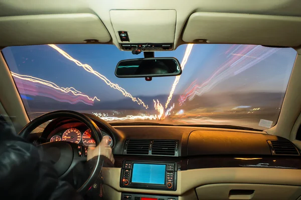 Interior do carro na condução . — Fotografia de Stock