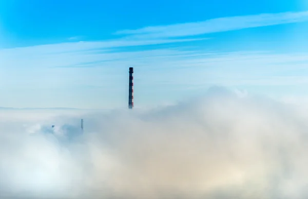 Fábrica chaminés e nuvens de vapor — Fotografia de Stock