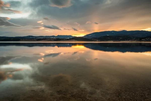 Presa en la montaña al amanecer — Foto de Stock