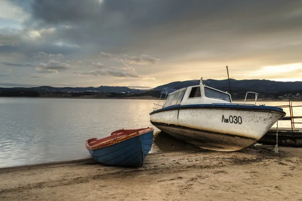 Dağlarda bir gölde tekne — Stok fotoğraf