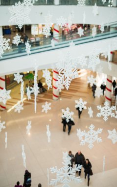 bulanık insanlar üzerinde Noel alışveriş merkezinde.