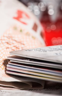 kredi kartları ve banknot gazetesi