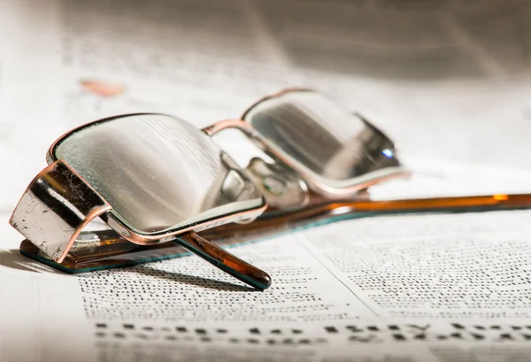 Gafas en el periódico — Foto de Stock