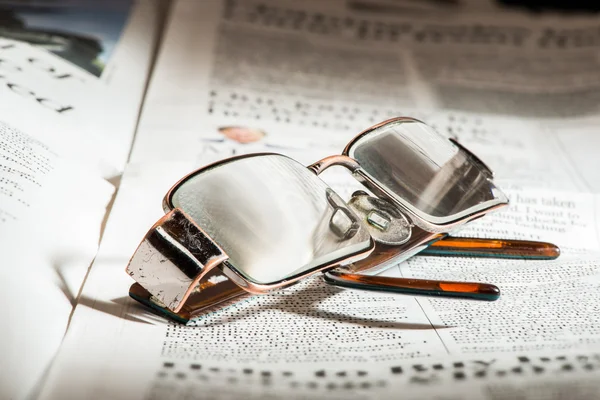 Glasögon på tidning — Stockfoto