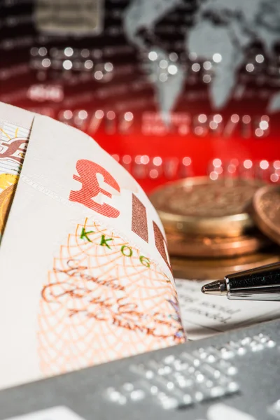 Monety, karty kredytowe i funtów brytyjskich na gazety — Zdjęcie stockowe
