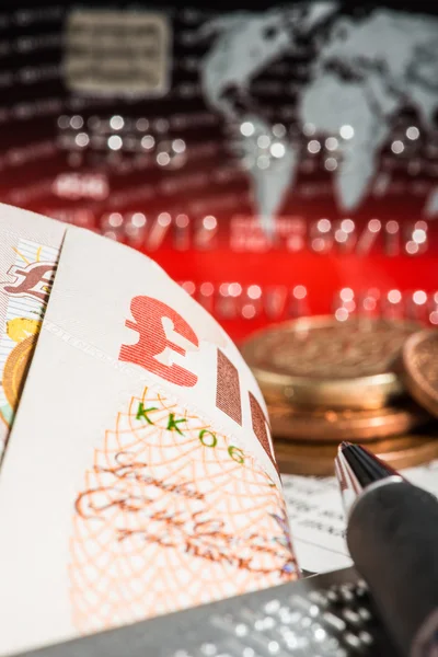 Munten, credit cards en Britse ponden op krant — Stockfoto